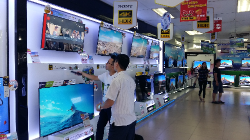 TV, tủ lạnh hạng sang chạy đua giảm giá hơn 50%  - Ảnh 1.