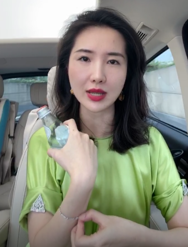 Vợ chủ tịch Taobao lần đầu livestream khoe nhan sắc thật khiến dư luận trầm trồ, ngay sau đó nhân tình của chồng liền đăng ảnh gây khó hiểu - Ảnh 2.