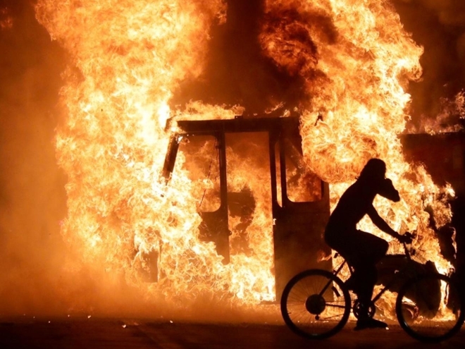 Dân Mỹ biểu tình xuyên đêm, đốt phá nhà cửa và hàng chục ô tô - Ảnh 1.