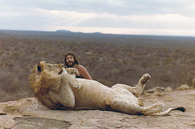 Những bức ảnh khó tin và câu chuyện về chú sư tử được nuôi như thú cưng trước khi trả về tự nhiên - Ảnh 16.