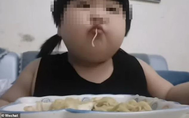 Bố mẹ gây phẫn nộ khi ép con gái 3 tuổi ăn không ngừng để quay video Mukbang kiếm tiền trên các nền tảng livestream - Ảnh 1.