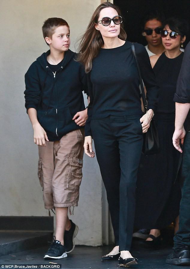 Sự đối nghịch giới tính giữa con gái Angelina Jolie và con trai Naomi Watts - Ảnh 1.