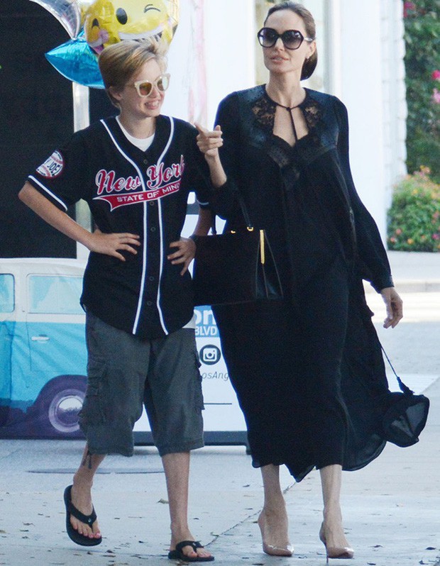 Sự đối nghịch giới tính giữa con gái Angelina Jolie và con trai Naomi Watts - Ảnh 3.