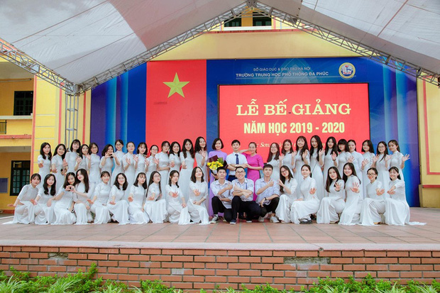 Lớp học Hà Nội gây choáng với 5 thủ khoa tốt nghiệp, điểm Văn cả lớp toàn trên 9 - Ảnh 3.