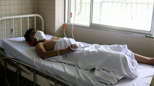 Mẹ thiếu niên bị chém ở Tây Ninh: Đ. quay đầu lại chạy ngược chiều thì bị đuổi theo chém rơi chân xuống - Ảnh 2.