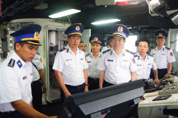 Cảnh sát biển Việt Nam kiên quyết nói không với những “viên đạn bọc đường - Ảnh 5.