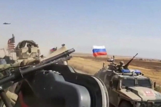 Xe quân sự Nga đâm xe bọc thép Mỹ đang tuần tra tại Syria - Ảnh 1.