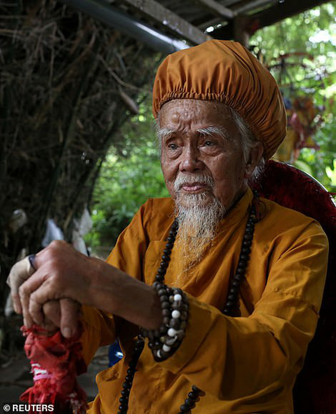 Cụ ông Việt Nam có mái tóc dài 5m 80 năm không cắt lên báo nước ngoài