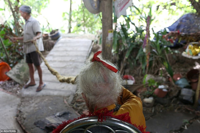 Cụ ông người Việt với bộ tóc dài gần 5m lên báo nước ngoài, tiết lộ niềm tin mạnh mẽ khiến ông không dám cắt suốt 80 năm qua - Ảnh 6.