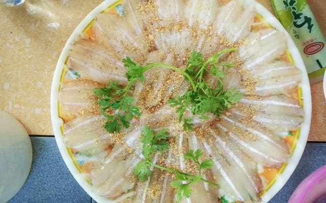 Bình Định: Thứ gỏi cá được ví như sushi phiên bản Việt, tươi rói, giòn tan, nồng nàn vị biển - Ảnh 2.