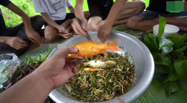 Những màn câu like kinh hãi của Youtuber Việt khi ăn tất tật từ cá sống đến gỏi côn trùng rồi cả mỡ lợn nguyên tảng - Ảnh 2.