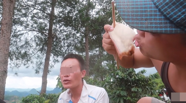 Những màn câu like kinh hãi của Youtuber Việt khi ăn tất tật từ cá sống đến gỏi côn trùng rồi cả mỡ lợn nguyên tảng - Ảnh 11.