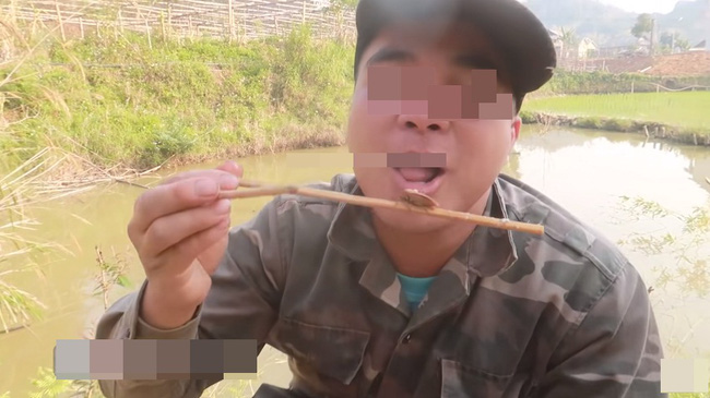 Những màn câu like kinh hãi của Youtuber Việt khi ăn tất tật từ cá sống đến gỏi côn trùng rồi cả mỡ lợn nguyên tảng - Ảnh 16.