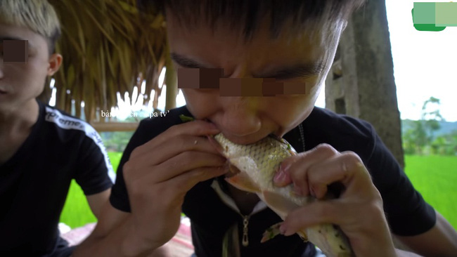 Những màn câu like kinh hãi của Youtuber Việt khi ăn tất tật từ cá sống đến gỏi côn trùng rồi cả mỡ lợn nguyên tảng - Ảnh 3.