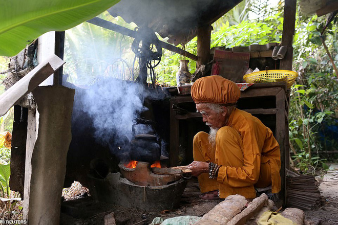 Cụ ông người Việt với bộ tóc dài gần 5m lên báo nước ngoài, tiết lộ niềm tin mạnh mẽ khiến ông không dám cắt suốt 80 năm qua - Ảnh 9.