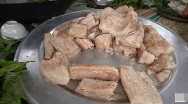 Những màn câu like kinh hãi của Youtuber Việt khi ăn tất tật từ cá sống đến gỏi côn trùng rồi cả mỡ lợn nguyên tảng - Ảnh 7.