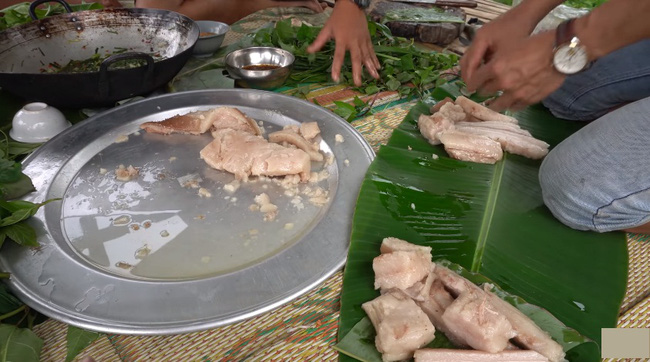 Những màn câu like kinh hãi của Youtuber Việt khi ăn tất tật từ cá sống đến gỏi côn trùng rồi cả mỡ lợn nguyên tảng - Ảnh 8.