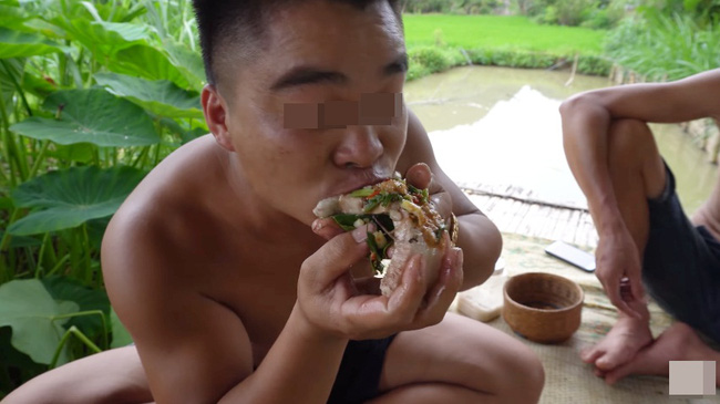 Những màn câu like kinh hãi của Youtuber Việt khi ăn tất tật từ cá sống đến gỏi côn trùng rồi cả mỡ lợn nguyên tảng - Ảnh 10.