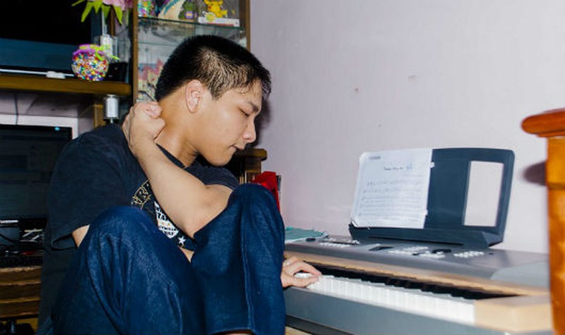 Nhạc sỹ khuyết tật Quốc Hùng: Tôi tàn nhưng không phế, sẽ khiến Linh hạnh phúc trọn vẹn nhất - Ảnh 1. Nhạc sỹ khuyết tật Quốc Hùng: Tôi tàn nhưng không phế, sẽ khiến Linh hạnh phúc trọn vẹn nhất - Ảnh 1.