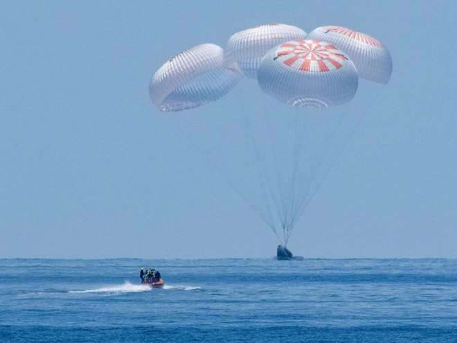 SpaceX đạt được cột mốc lịch sử: tàu Crew Dragon đưa 2 phi hành gia NASA về Trái đất thành công - Ảnh 1.