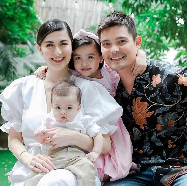 Đẳng cấp nhan sắc của gia đình mỹ nhân đẹp nhất Philippines: Bố mẹ không trang điểm, không lên đồ cầu kỳ vẫn đẹp, nhìn 2 nhóc tỳ càng xuýt xoa hơn - Ảnh 2.