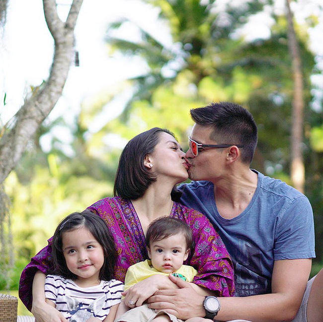 Đẳng cấp nhan sắc của gia đình mỹ nhân đẹp nhất Philippines: Bố mẹ không trang điểm, không lên đồ cầu kỳ vẫn đẹp, nhìn 2 nhóc tỳ càng xuýt xoa hơn - Ảnh 4.