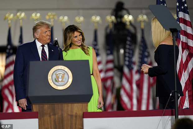 Khoảnh khắc Đệ Nhất Phu nhân Mỹ cười thảo mai với con gái riêng của chồng rồi lập tức đanh mặt lại tại hội nghị lớn gây bão MXH - Ảnh 1.