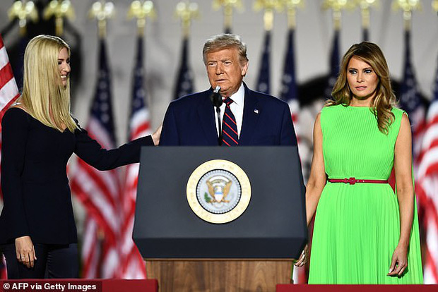 Khoảnh khắc Đệ Nhất Phu nhân Mỹ cười thảo mai với con gái riêng của chồng rồi lập tức đanh mặt lại tại hội nghị lớn gây bão MXH - Ảnh 2.