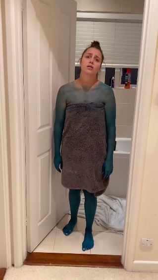 Thư giãn trong bồn tắm do bạn trai chuẩn bị, cô gái hóa xanh lè chỉ sau 1 tiếng, như người ngoài hành tinh so với vẻ xinh đẹp thường ngày - Ảnh 3.