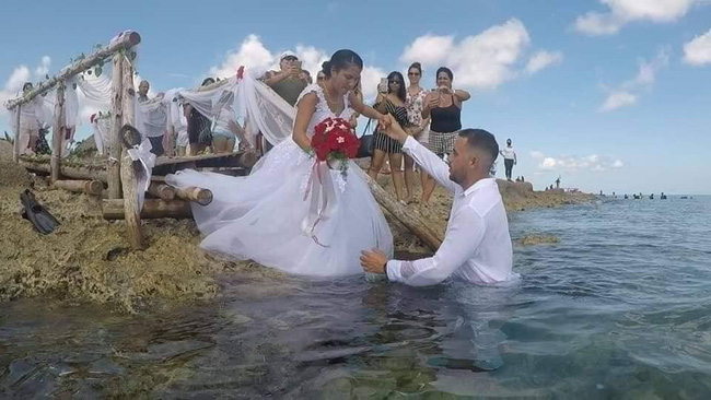 Đám cưới có 1-0-2: Những bức ảnh quá chất được tổ chức dưới đáy biển, nhìn cảnh dâu rể mà tất cả phải băn khoăn vì một lý do! - Ảnh 1.