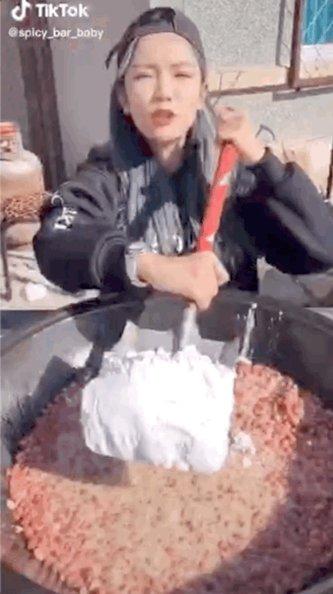 Thêm một hot girl Trung Quốc làm video ăn thùng uống vại, cư dân mạng ngán ngẩm: Buông tha cho đồ ăn được không? - Ảnh 1.