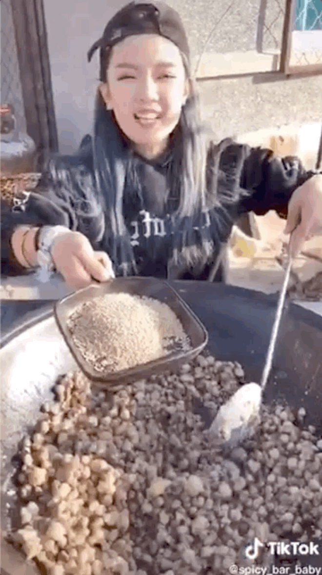 Thêm một hot girl Trung Quốc làm video ăn thùng uống vại, cư dân mạng ngán ngẩm: Buông tha cho đồ ăn được không? - Ảnh 2.