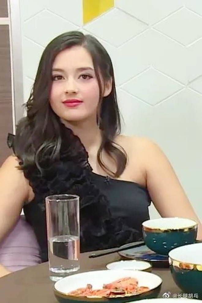 Tân Hoa hậu Hong Kong vừa đăng quang đã gây tranh cãi: Đẹp hiếm có lại giống Địch Lệ Nhiệt Ba, bất ngờ khi kéo đến ảnh lộ chiều cao - Ảnh 11.