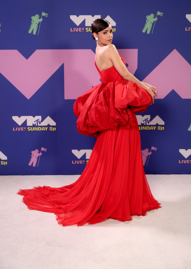 Thảm đỏ lạ nhất lịch sử VMAs: Miley Cyrus hở bạo, Lady Gaga chặt chém với khẩu trang quá độc, dàn sao khủng đọ sắc theo cách đặc biệt giữa đại dịch - Ảnh 20.