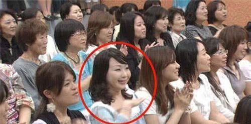 1 năm sau khi chương trình lên sóng, khán giả mới nhận ra hình ảnh chị gái nghiêng đầu trong đó gây xôn xao MXH Nhật vì quá đáng sợ - Ảnh 4.