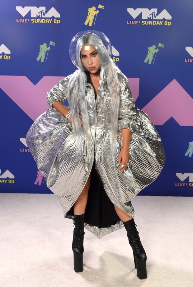 Thảm đỏ lạ nhất lịch sử VMAs: Miley Cyrus hở bạo, Lady Gaga chặt chém với khẩu trang quá độc, dàn sao khủng đọ sắc theo cách đặc biệt giữa đại dịch - Ảnh 2.