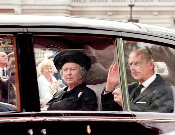 Bị chỉ trích vì làm ngơ trước cái chết của Công nương Diana, Nữ hoàng Anh mang nỗi oan không ai thấu và khoảnh khắc đặc biệt giúp hóa giải tất cả - Ảnh 1.