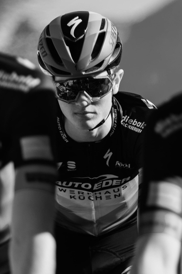 VĐV đua xe đạp qua đời ở tuổi 17 sau khi đâm vào ô tô trong lúc tập luyện - Ảnh 2. VĐV đua xe đạp qua đời ở tuổi 17 sau khi đâm vào ô tô trong lúc tập luyện - Ảnh 2.