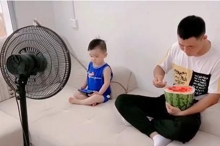 Chỉ là clip cho con ăn dưa hấu mà cặp cha con đáng yêu khiến các mẹ lịm tim - Ảnh 3.