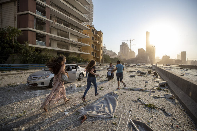 Những hình ảnh thương tâm tại hiện trường vụ nổ kinh hoàng đang làm chấn động thủ đô của Liban - Ảnh 12.