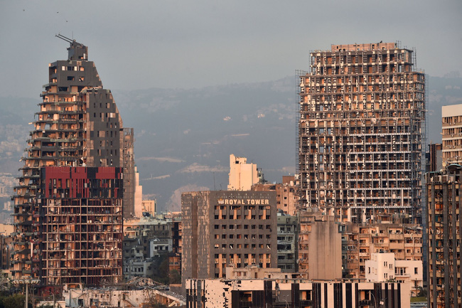 Cảnh tượng kinh hoàng như ngày tận thế sau vụ nổ làm rung chuyển thủ đô Beirut, chớp mắt đã thành vùng đất điêu tàn, chìm trong khói lửa - Ảnh 12.