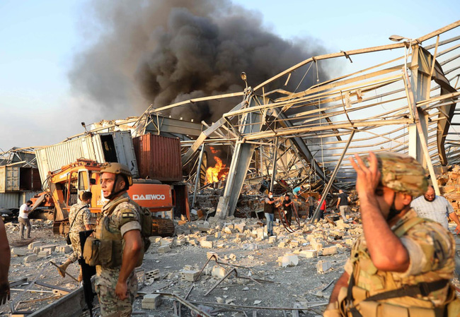 Những hình ảnh thương tâm tại hiện trường vụ nổ kinh hoàng đang làm chấn động thủ đô của Liban - Ảnh 13.