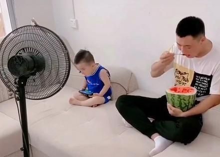 Chỉ là clip cho con ăn dưa hấu mà cặp cha con đáng yêu khiến các mẹ lịm tim - Ảnh 4.