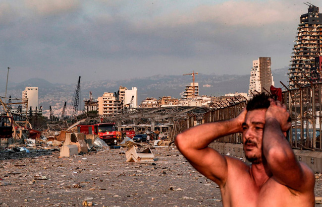 Những hình ảnh thương tâm tại hiện trường vụ nổ kinh hoàng đang làm chấn động thủ đô của Liban - Ảnh 4.