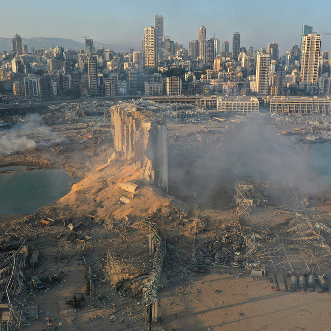 Cảnh tượng kinh hoàng như ngày tận thế sau vụ nổ làm rung chuyển thủ đô Beirut, chớp mắt đã thành vùng đất điêu tàn, chìm trong khói lửa - Ảnh 4.