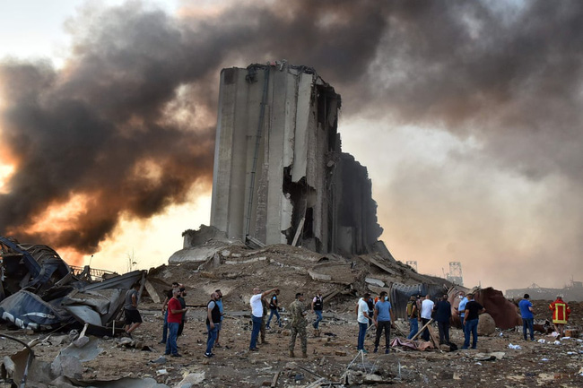 Những hình ảnh thương tâm tại hiện trường vụ nổ kinh hoàng đang làm chấn động thủ đô của Liban - Ảnh 7.