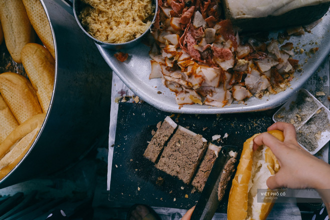 Hàng bánh mì Hà Nội có từ thời bao cấp, mỗi ngày bán 400 chiếc, ngay trung tâm phố cổ nhưng giá chỉ 10 ngàn - Ảnh 6.