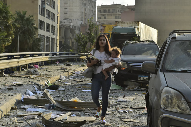 Những hình ảnh thương tâm tại hiện trường vụ nổ kinh hoàng đang làm chấn động thủ đô của Liban - Ảnh 9.