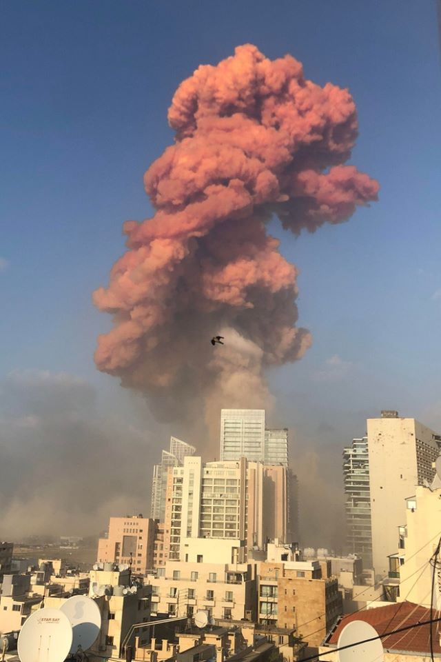 Cảnh tượng kinh hoàng như ngày tận thế sau vụ nổ làm rung chuyển thủ đô Beirut, chớp mắt đã thành vùng đất điêu tàn, chìm trong khói lửa - Ảnh 9.