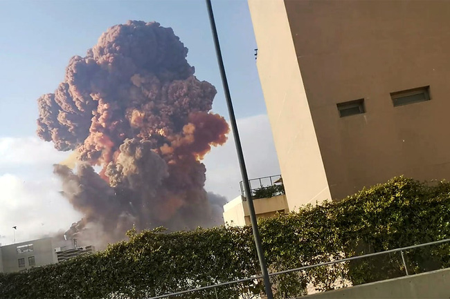 Những hình ảnh thương tâm tại hiện trường vụ nổ kinh hoàng đang làm chấn động thủ đô của Liban - Ảnh 10.